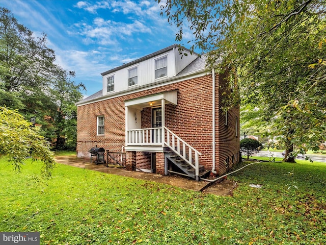 view of front of property with a front lawn and covered porch