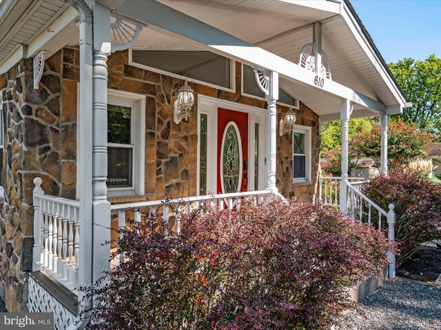 property entrance with covered porch