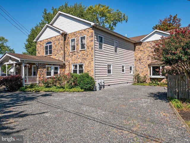 view of front of house featuring a porch