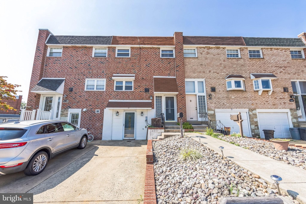 townhome / multi-family property featuring a garage