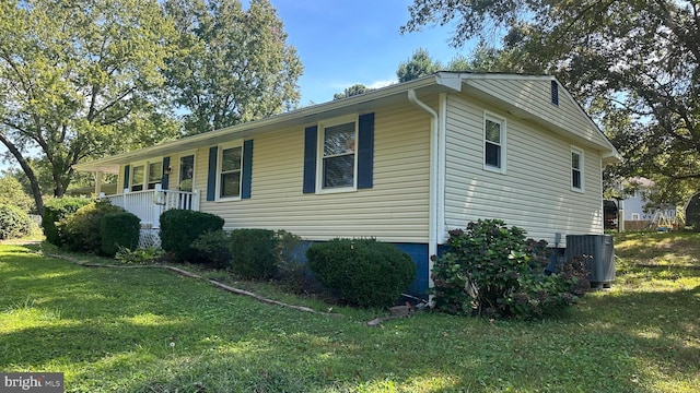 view of front of home featuring central AC unit and a front lawn