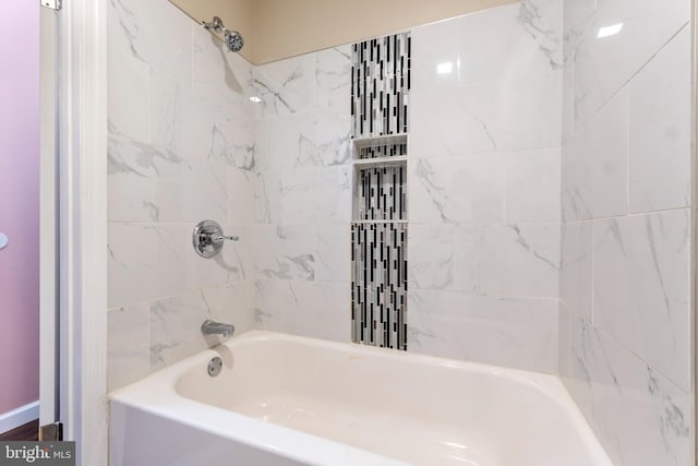 bathroom featuring tiled shower / bath