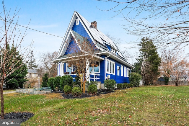 view of front of property featuring a front yard