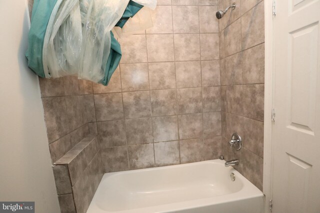 bathroom featuring tiled shower / bath combo