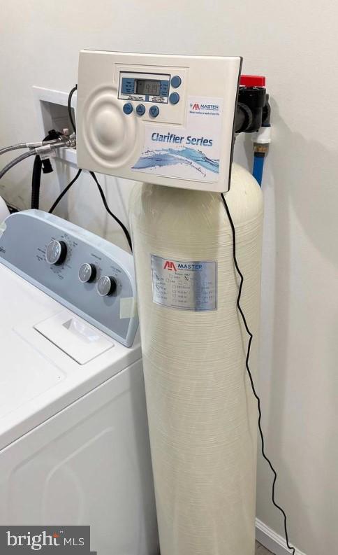 laundry area featuring washer / dryer