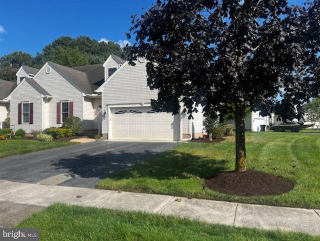 view of front facade featuring a front lawn