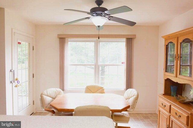 kitchen with white range oven, kitchen peninsula, sink, and ceiling fan