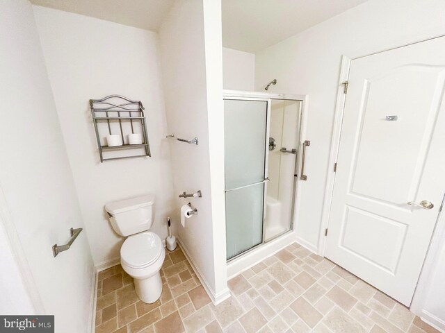 bedroom featuring connected bathroom and ceiling fan