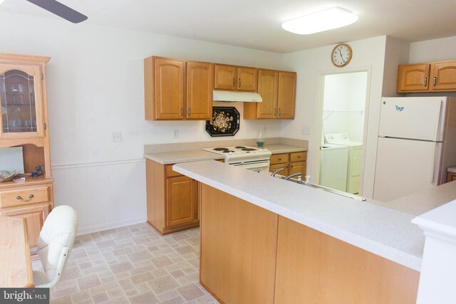 kitchen featuring white appliances, sink, ceiling fan, and kitchen peninsula