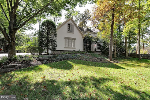 view of front of home with a front lawn