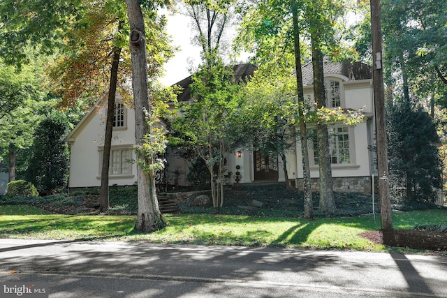 view of front facade with a front yard