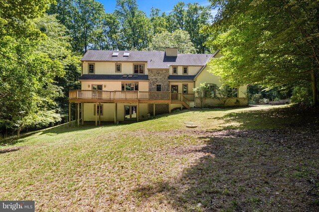 back of house featuring a lawn