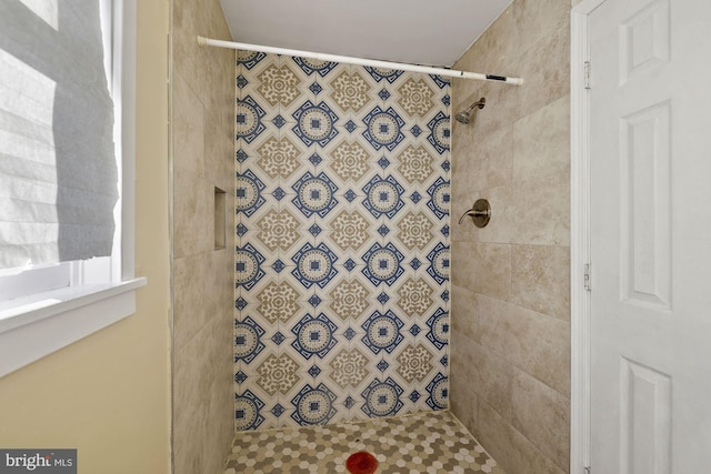 bathroom featuring tiled shower