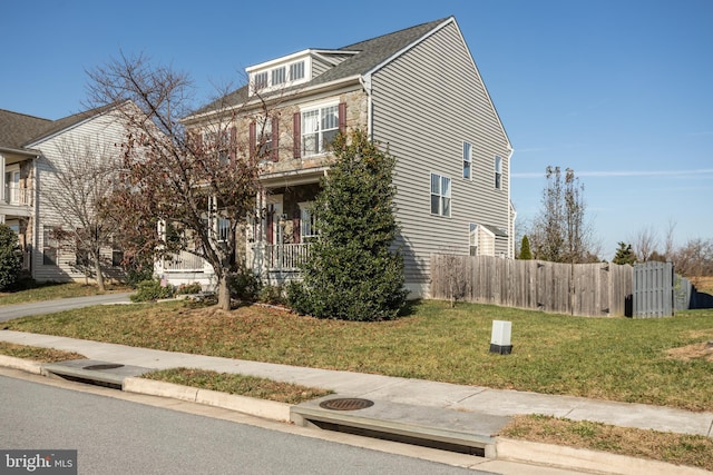 view of front of property featuring a front lawn