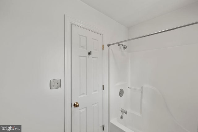 bathroom with shower / washtub combination