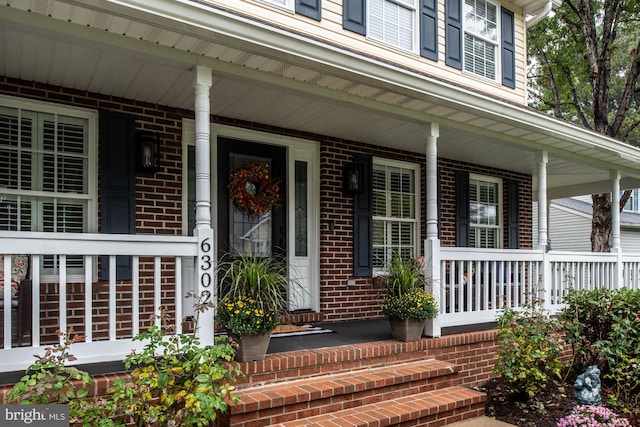 property entrance featuring a porch