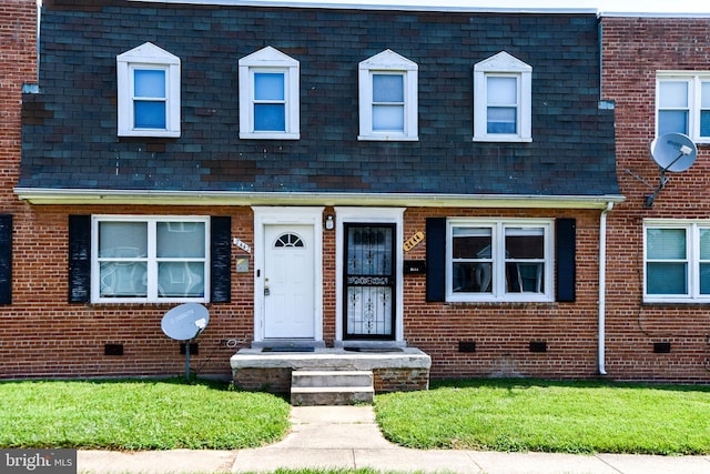 townhome / multi-family property featuring a front yard