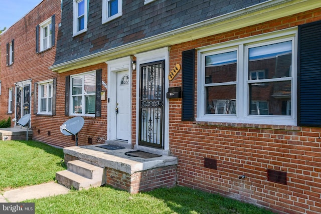 property entrance featuring a yard