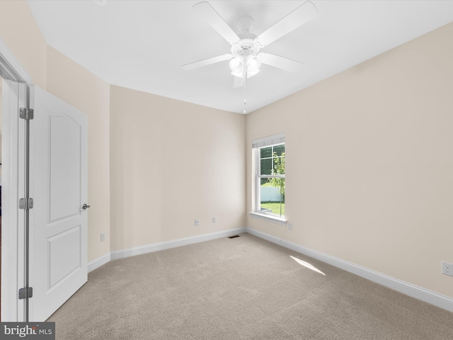 carpeted empty room featuring ceiling fan