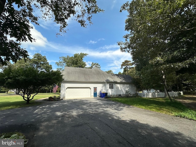 view of front facade featuring a garage and a front yard