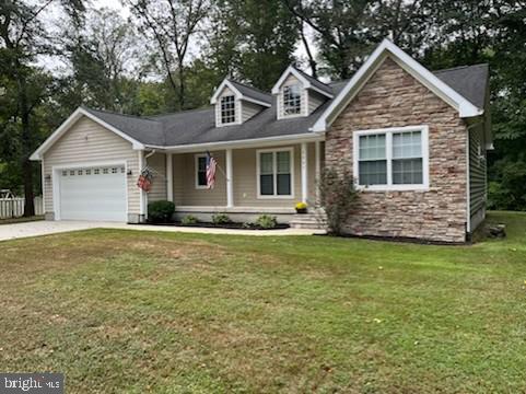 view of front facade featuring a garage and a front yard