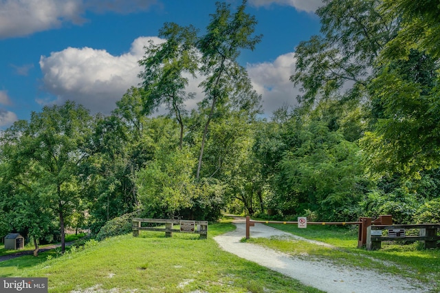 view of property's community featuring a lawn