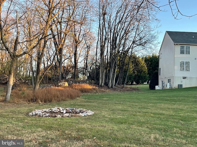 view of yard featuring cooling unit