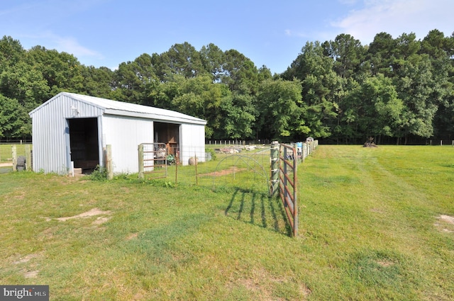 view of yard with an outbuilding