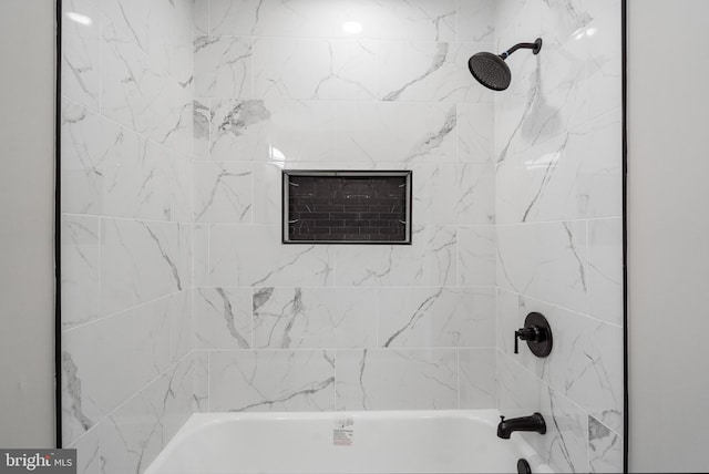 bathroom featuring tiled shower / bath