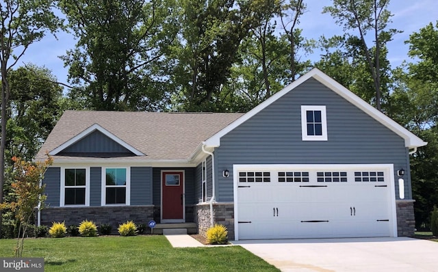 craftsman house featuring a front lawn