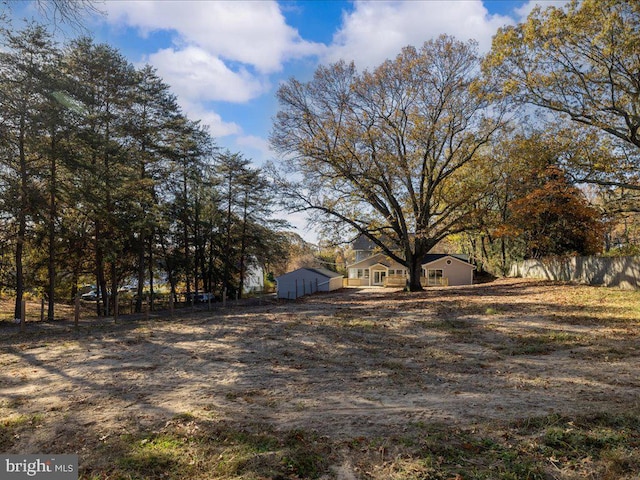 view of yard featuring a storage shed