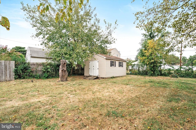 view of yard featuring a shed