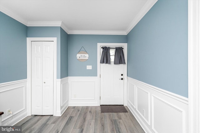 entrance foyer featuring light hardwood / wood-style flooring and crown molding