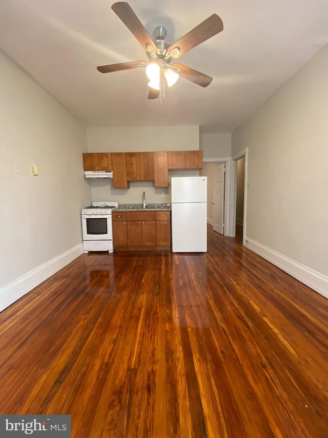 kitchen with ceiling fan, dark hardwood / wood-style floors, sink, and white appliances