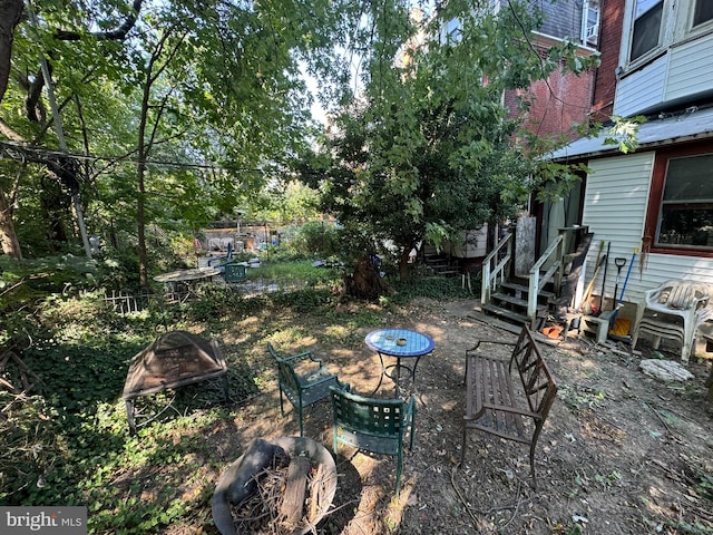 view of yard featuring an outdoor fire pit