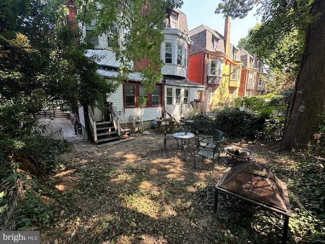 view of yard featuring an outdoor fire pit