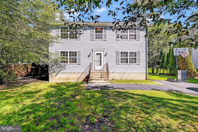 view of front of home featuring a front yard