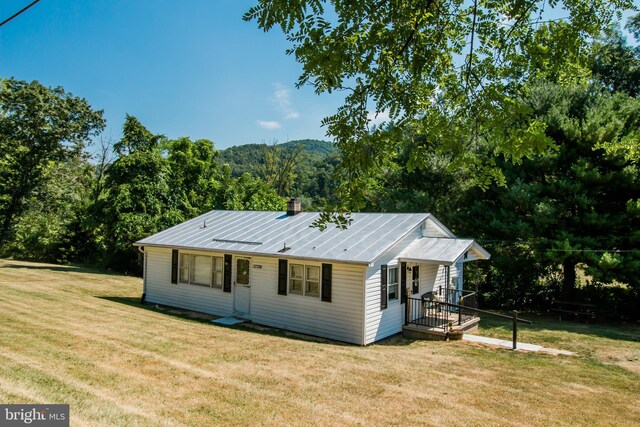 view of front of house featuring a porch and a front yard