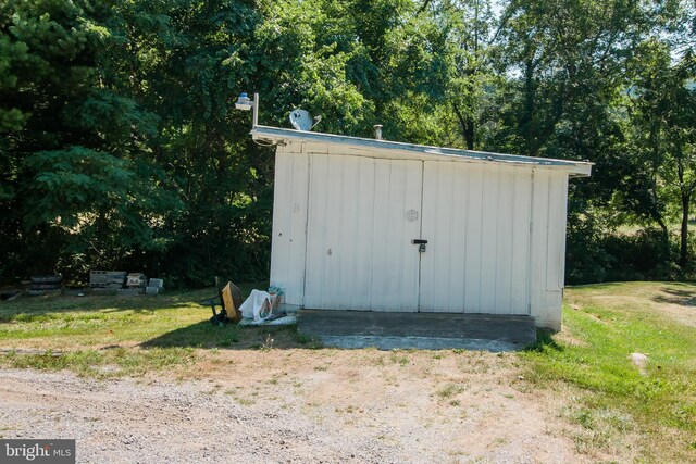 view of outdoor structure featuring a yard