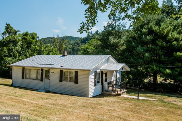 view of front of property featuring a front yard