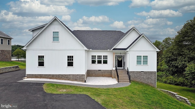 modern farmhouse featuring a front lawn