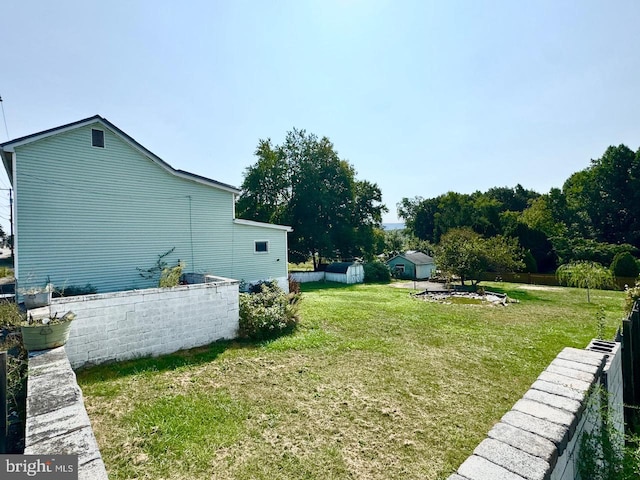 view of yard with a shed