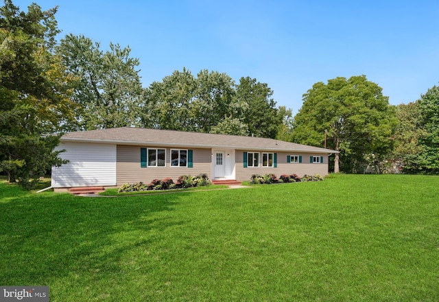 ranch-style house featuring a front yard