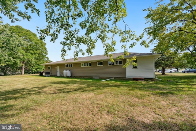 back of house featuring a lawn