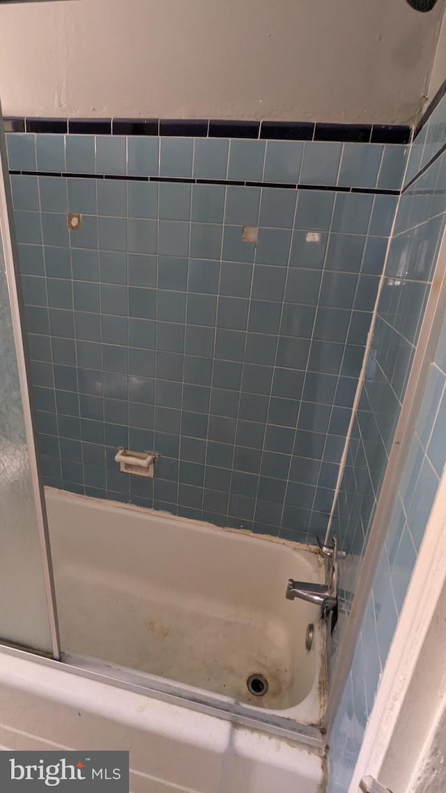 bathroom with tiled shower / bath