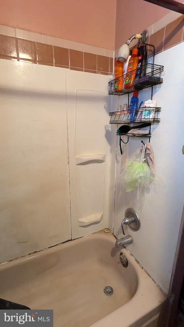 bathroom with washtub / shower combination