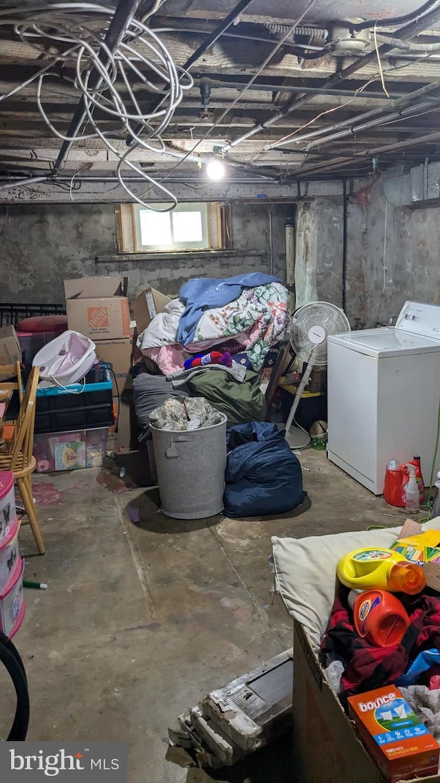 basement featuring washer / dryer