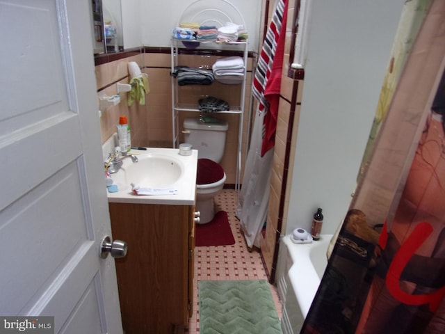 full bathroom with shower / bath combination with curtain, vanity, and toilet