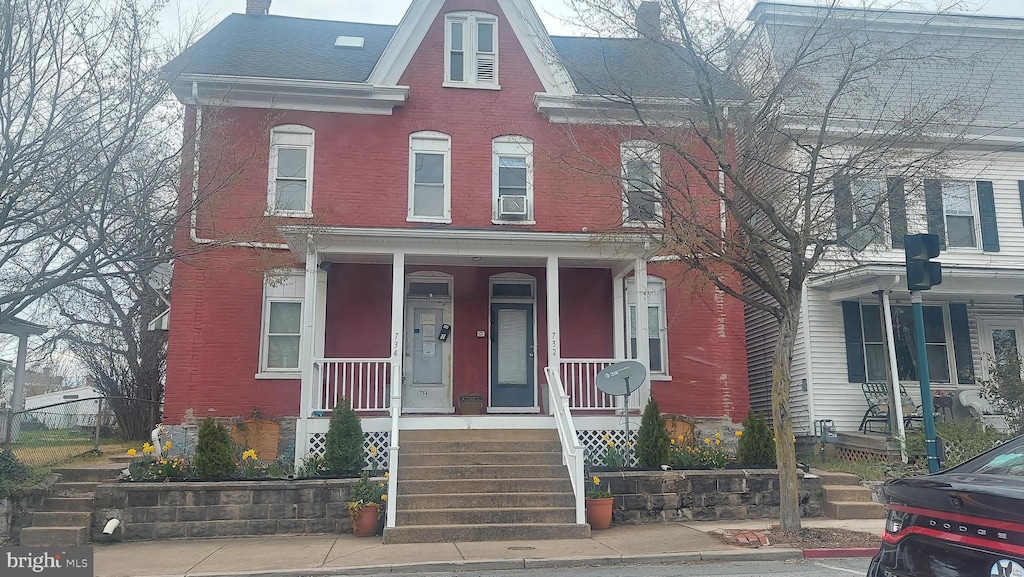 view of front of property featuring covered porch