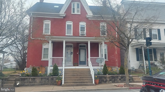 view of front of property featuring covered porch